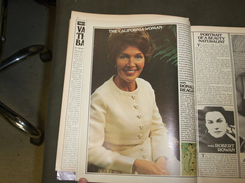 1971 APRIL TOWN & COUNTRY MAGAZINE - MRS. JOHN ROTHSCHILD - B 5039