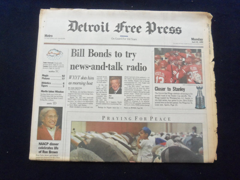 1996 APR 29 DETROIT FREE PRESS NEWSPAPER-RED WINGS ADVANCE TO 2ND ROUND- NP 7279
