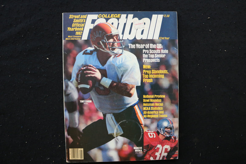 1982 STREET AND SMITH COLLEGE FOOTBALL MAGAZINE - TONY EASON COVER - SP 4185H