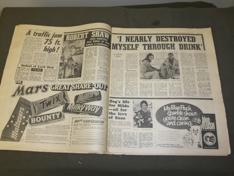 1976 OCTOBER 31 SUNDAY MIRROR NEWSPAPER - STAMPEDE AT SHOWBIZ STABLES - NP 3373