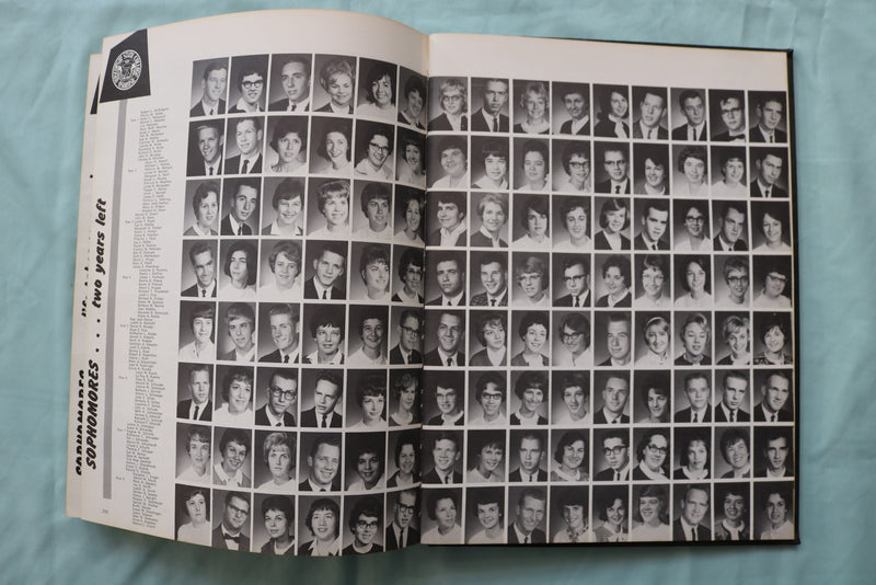 1964 QUIVER WISCONSIN STATE UNIVERSITY YEARBOOK - OSHKOSH, WISCONSIN - YB 3574