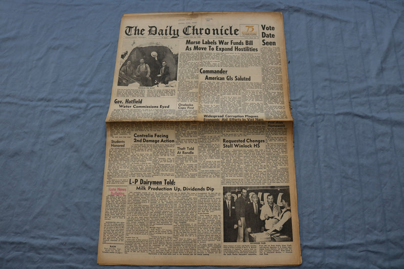 1966 FEB 25 THE DAILY CHRONICLE NEWSPAPER - AMERICAN GI'S SALUTED - NP 8499
