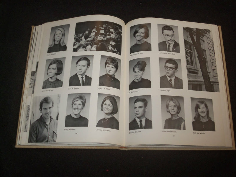 1968 GOLD BELOIT COLLEGE YEARBOOK - BELOIT, WISCONSIN - YB 1972
