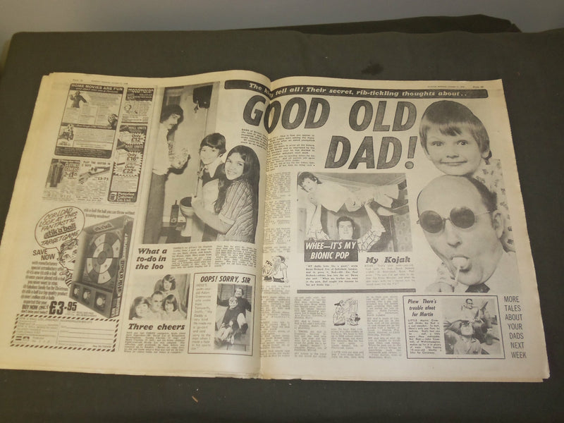 1976 OCTOBER 31 SUNDAY MIRROR NEWSPAPER - STAMPEDE AT SHOWBIZ STABLES - NP 3373