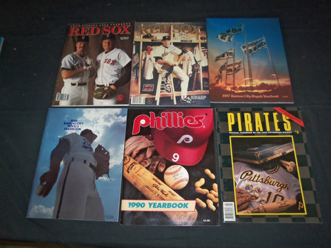 1980'S-1990'S ASSORTED MLB YEARBOOKS & SCORECARDS - LOT OF 15 - O 2814F