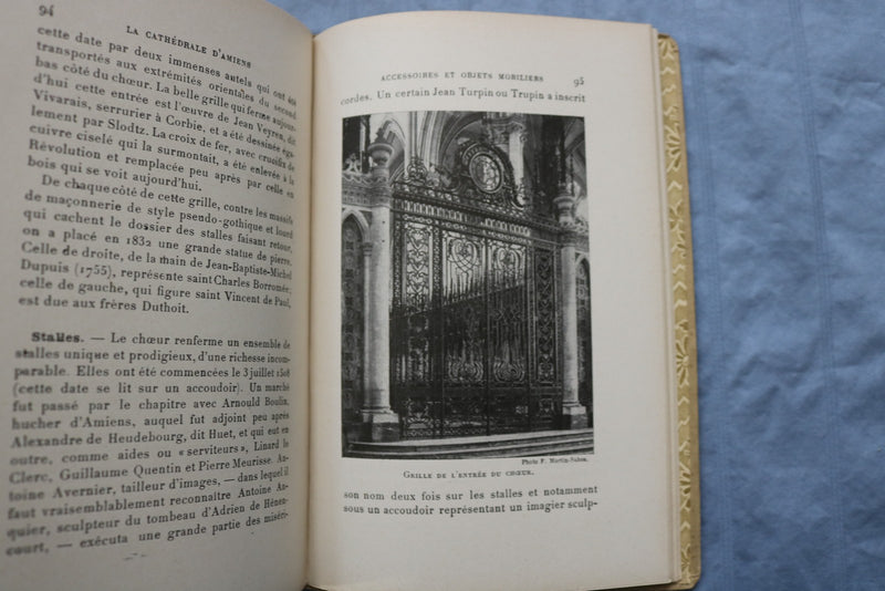 1926 LA CATHEDRALE D'AMIENS BY AMEDEE BOINET - SOFTCOVER BOOK - K 3197