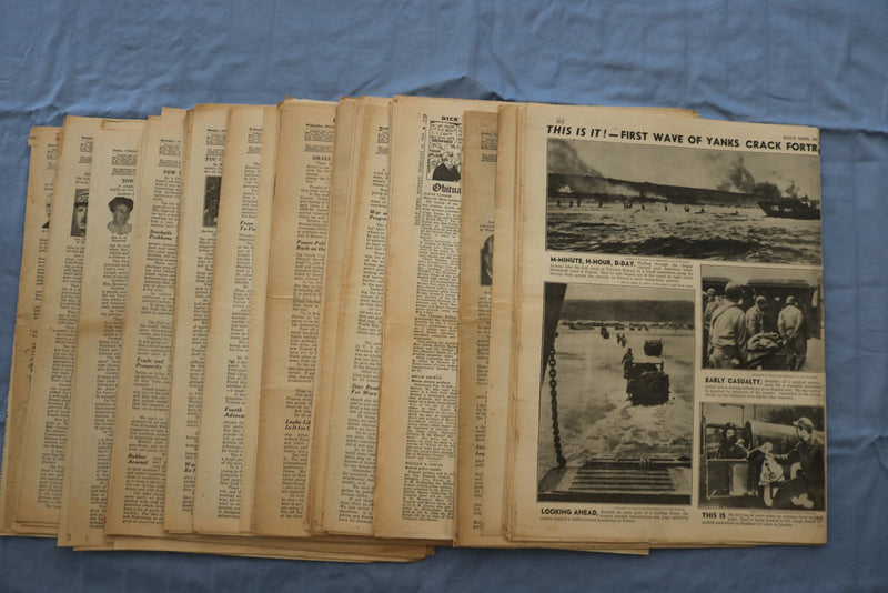 1944 NEW YORK DAILY NEWS CENTERFOLDS - LOT OF 138 - O 3828