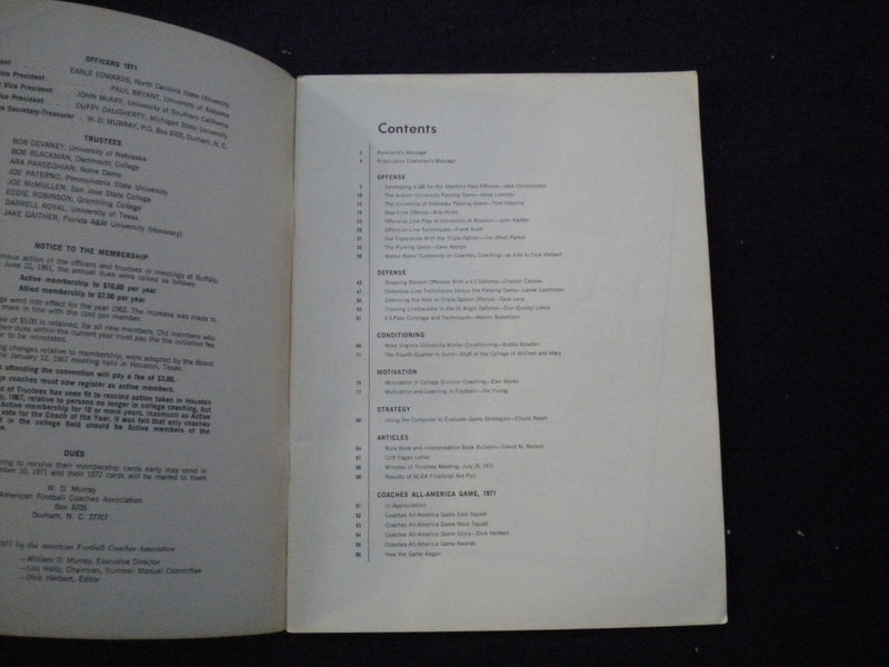 1971 AMERICAN FOOTBALL COACHES ASSOCATION MAGAZINE - SUMMER MANUAL - SP 3625P