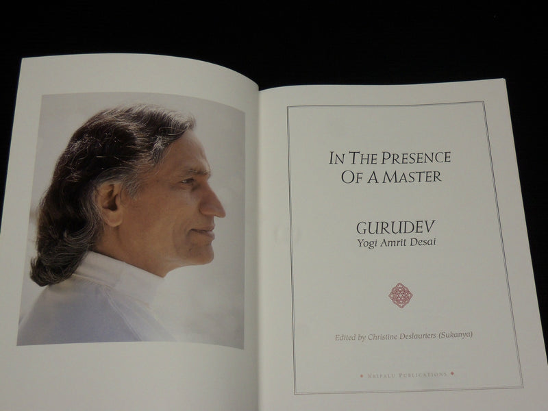 1992 IN THE PRESENCE OF A MASTER SOFTCOVER BOOK BY GURUDEV - R 726B