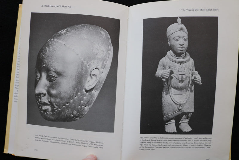 1984 A SHORT HISTORY OF AFRICAN ART HARDCOVER BOOK BY WERNER GILLON - KD 9760
