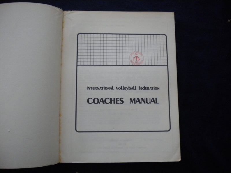 1979 INTERNATIONAL VVOLLEYBALL FEDERATION COACHES MANUAL SOFTCOVER - KD 8009