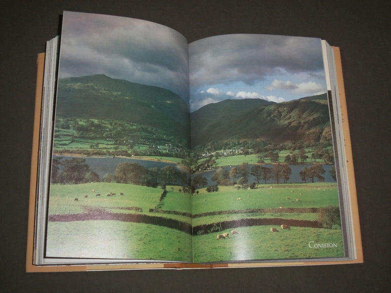 1980 BOOK OF BRITISH VILLAGES HARDCOVER - NICE PHOTOS - I 1297