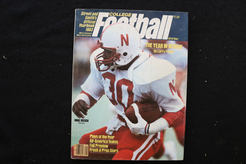 1983 STREET AND SMITH COLLEGE FOOTBALL MAGAZINE - MIKE ROZIER COVER - SP 4185I