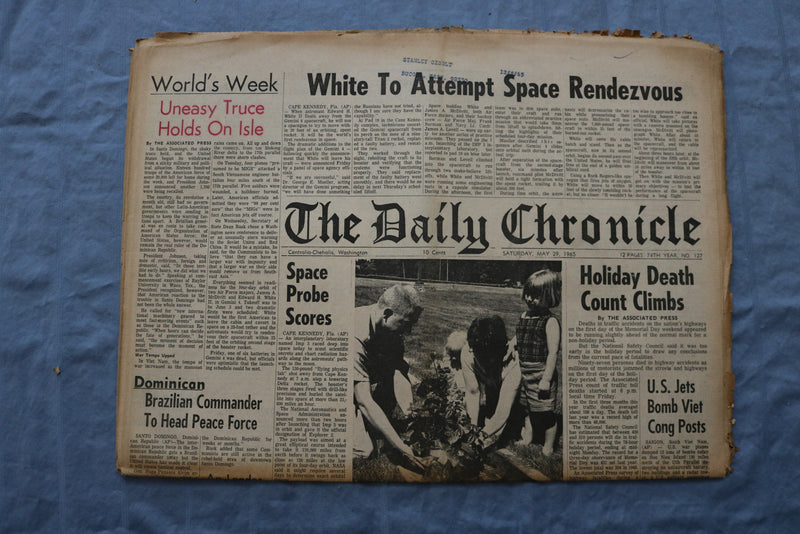 1965 MAY 29 THE DAILY CHRONICLE NEWSPAPER-EDWARD WHITE SPACE RENDEZVOUS- NP 8511