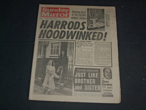 1977 DECEMBER 11 SUNDAY MIRROR NEWSPAPER - HARRODS HOODWINKED! - NP 3409