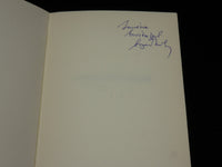 1985 A HATAR KET OLDALAN SOFTCOVER BOOK BY SIGNED SOZAN MIHALY - J 6916
