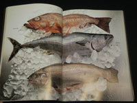 1985 THE FISH BOOK BY KELLY MCCINE - SOFTCOVER - NICE PHOTOS - R 719G