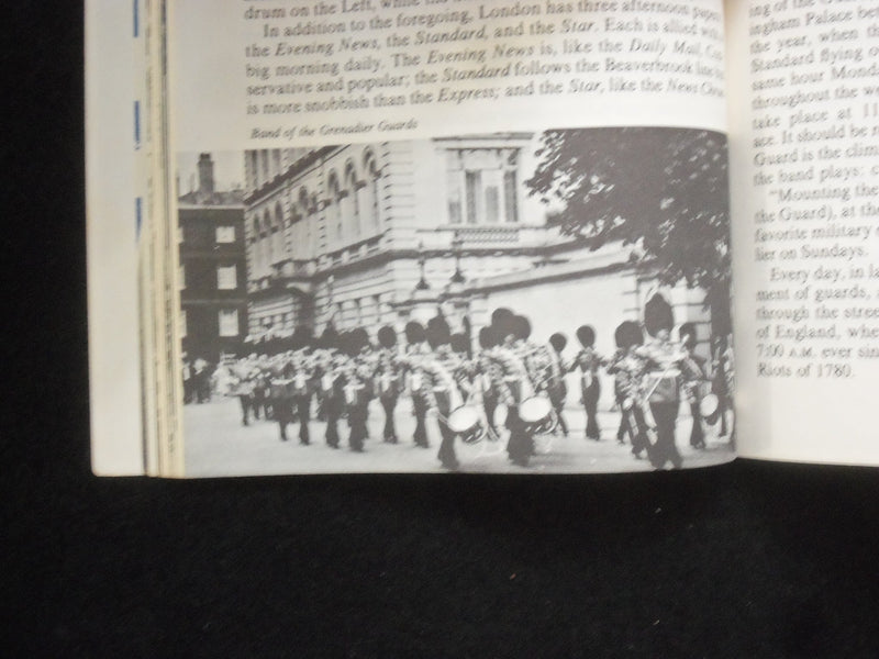 1960 LONDON - A HOLIDAY MAGAZINE TRAVEL GUIDE SOFTCOVER BOOK - J 9995