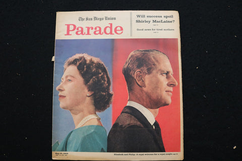 1959 MAY 10 PARADE MAGAZINE - QUEEN ELIZABETH & PHILIP COVER - E 25658