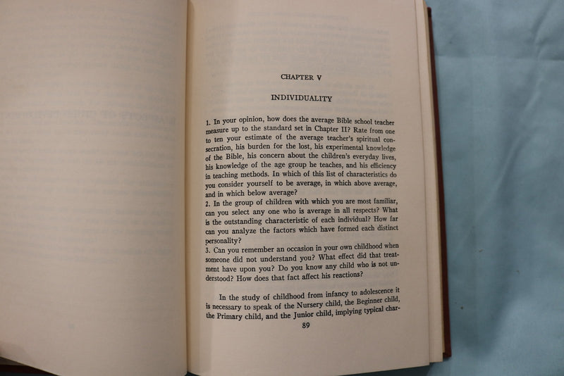 1952 CHILDREN IN THE BIBLE SCHOOL HARDCOVER BOOK BY LOIS LEBAR - KD 9633