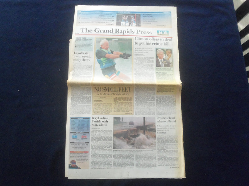 1994 AUG 16 THE GRAND RAPIDS PRESS NEWSPAPER - CLINTON CRIME BILL DEAL - NP 6112