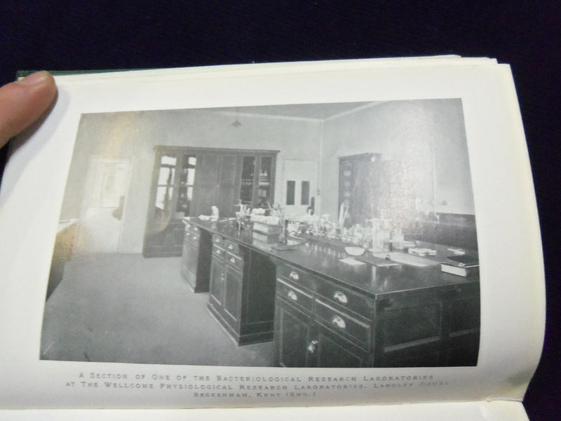 1933 THE WELLCOME RESEARCH INSTITUTION BOOK LONDON - CHICAGO EXPOSITION- KD 727U