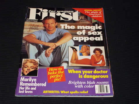 1992 AUGUST 17 FIRST FOR WOMEN MAGAZINE - KEVIN COSTNER FRONT COVER - E 17025