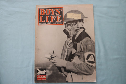 1942 OCTOBER BOYS' LIFE MAGAZINE - SOLDIER WEARING GAS MASK COVER - E 26525