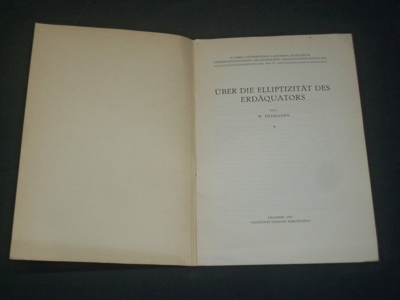1929 UBER DIE ELLIPTIZITAT DES ERDAQUATORS BOOK BY W. HEISKANEN - J 5927