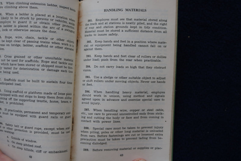 1967 JUNE CHICAGO AND NORTH WESTERN RAILWAY SAFETY RULES - SOFTCOVER - K 1472