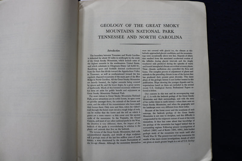 1968 GEOLOGY OF THE GREAT SMOKY MOUNTAINS SOFTCOVER BOOK - FOLD-OUT MAP - K 1384