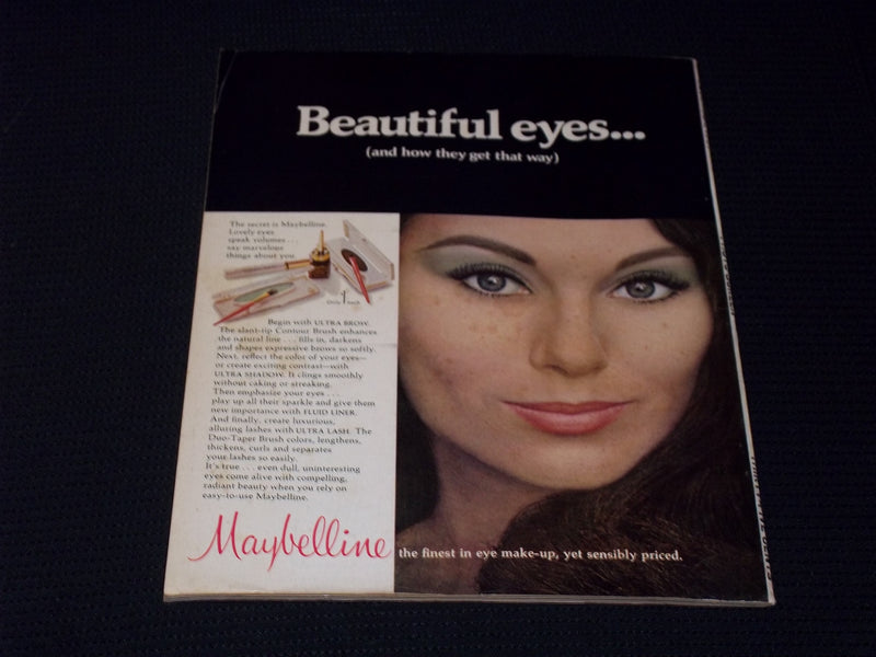 1967 DECEMBER MOVIELAND MAGAZINE - BARBARA STANWYCK FRONT COVER - E 13701