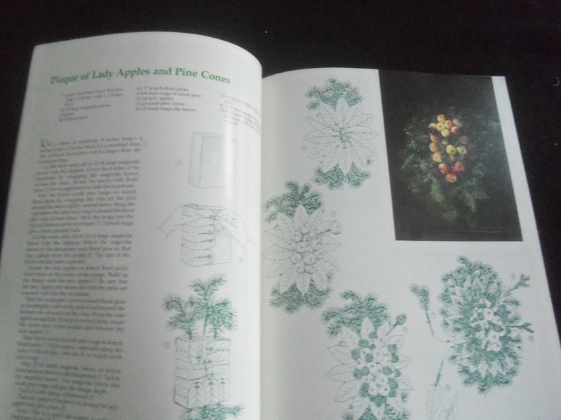 1981 COLONIAL WILLIAMSBURG DECORATES FOR CHRISTMAS MAGAZINE - B 4077U