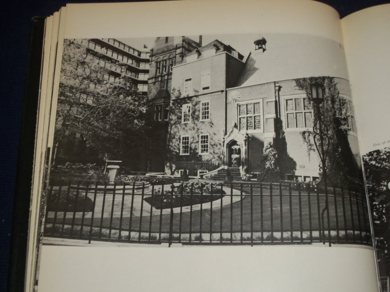 1976 THE PARKS SQUARES & MEWS OF LONDON HARDCOVER BOOK BY S. LESBERG - KD 2794