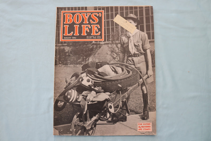 1942 AUGUST BOYS' LIFE MAGAZINE - BOY WITH WHEELBARROW COVER - E 26524