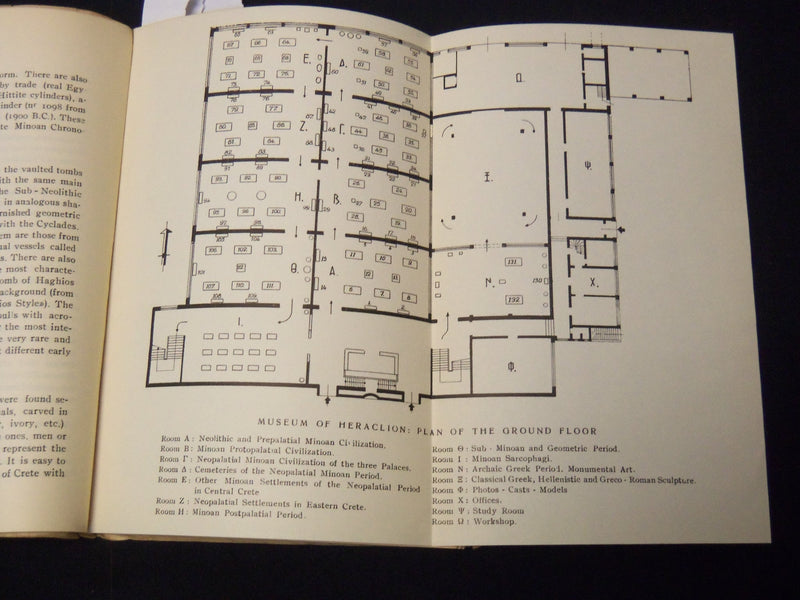 1955 ARCHAEOLOGICAL MUSEUM OF HERACLION GUIDE - SOFTCOVER - NICE PLATES - K 2037