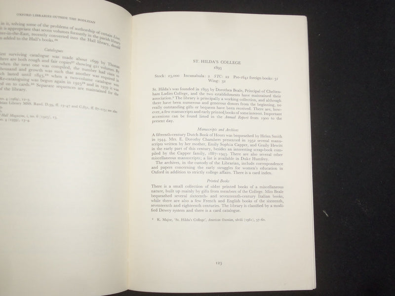 1972 OXFORD LIBRARIES OUTSIDE THE BODLEIAN SOFTCOVER BOOK BY PAUL MORGAN-KD 9300