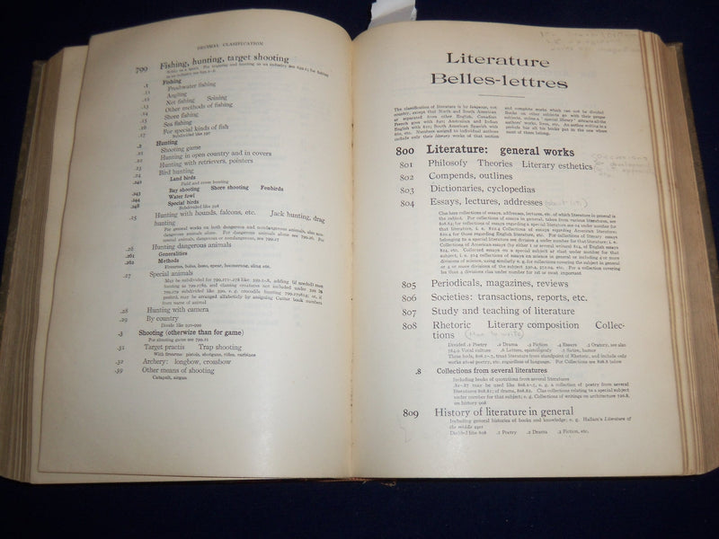 1932 DECIMAL CLASIFICATION & RELATIV INDEX VOLUME BY MELVIL DEWEY - KD 2951T