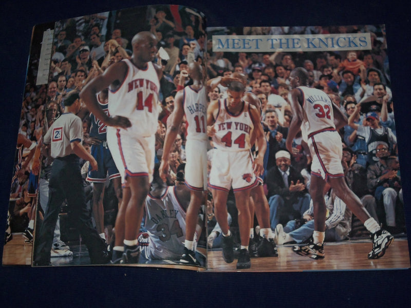 1994-1995 NEW YORK KNICKERBOCKERS OFFICIAL YEARBOOK - GREAT PHOTOS - J 391
