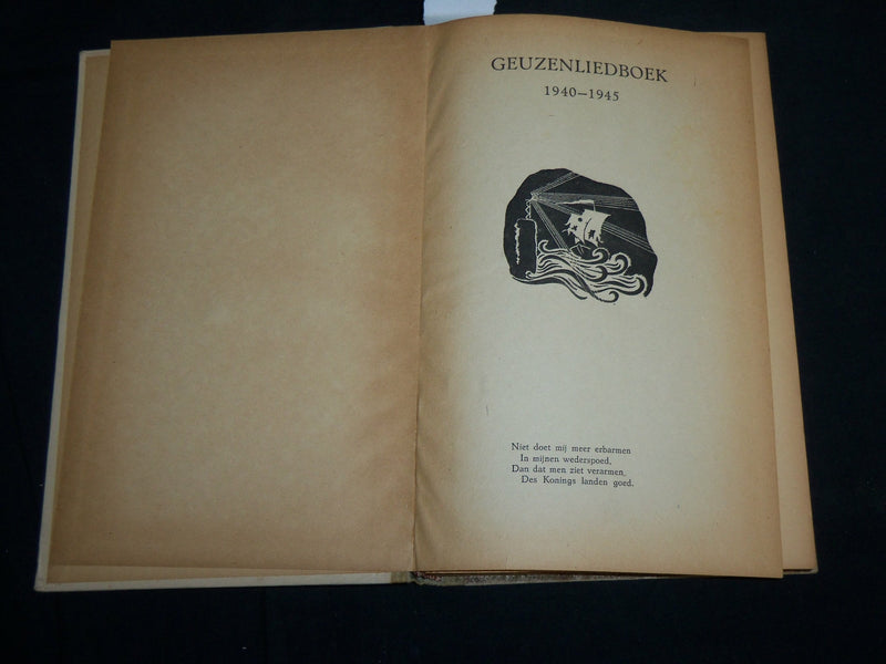 1940-1945 GEUZENLIEDBOEK HARDCOVER BOOK - DUTCH - KD 6808
