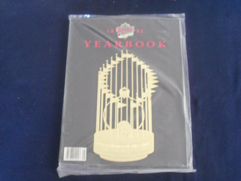1992 MINNESOTA TWINS YEARBOOK - ST 3398W