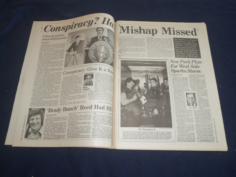 1992 MAY 20 NEW YORK NEWSDAY NEWSPAPER - NEAR MISS AT LAGUARDIA AIRPORT- NP 5583