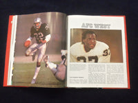 1987 THE WORLD OF PRO FOOTBALL HARDCOVER BOOK - KD 8721