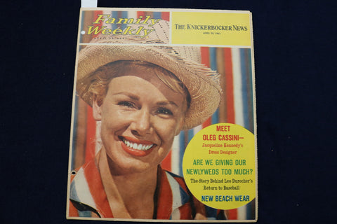 1961 APRIL 22 FAMILY WEEKLY MAGAZINE - OLEG CASSINI- DUROCHER ARTICLES - E 23290
