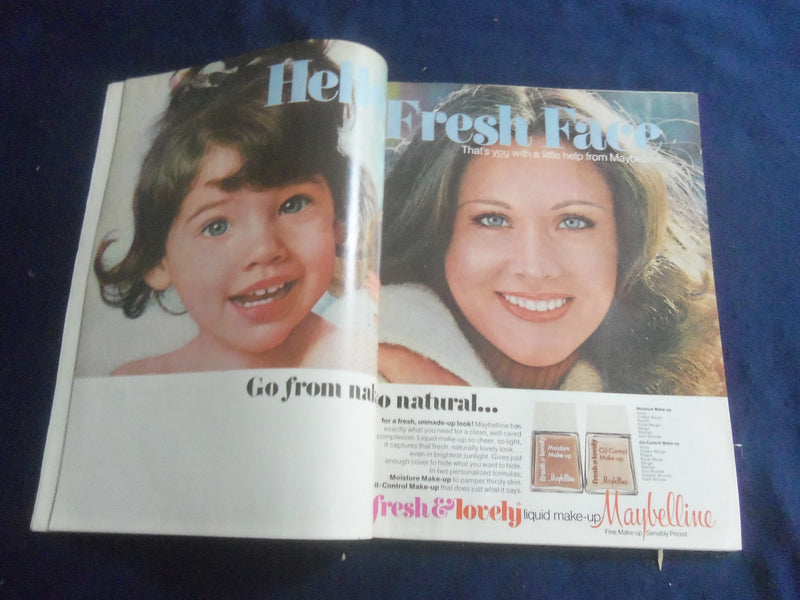 1976 MARCH GLAMOUR MAGAZINE - SHAUN CASEY COVER - FASHION - B 4165N