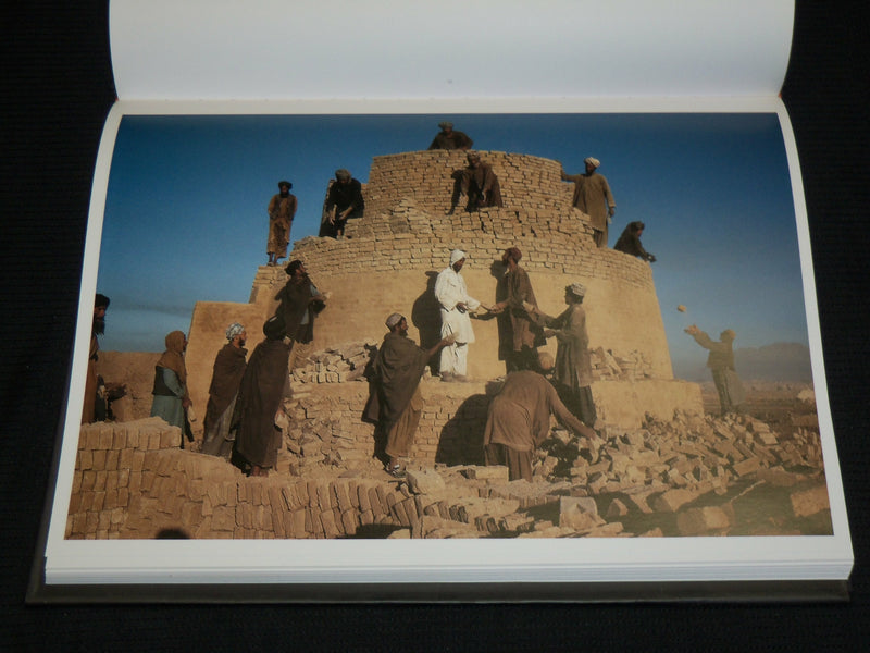2005 STEVE MCCURRY SOUTH SOUTHEAST HARDCOVER BOOK - GREAT PHOTOS - R 350B