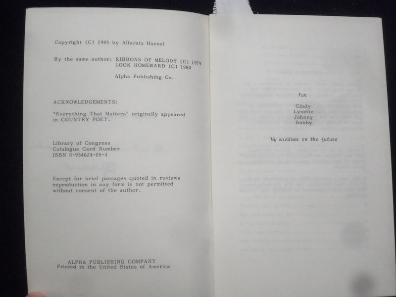 1985 WINDOWS ON THE PAST SOFTCOVER BOOK BY ALFRATA HANSEL - SIGNED - J 9661