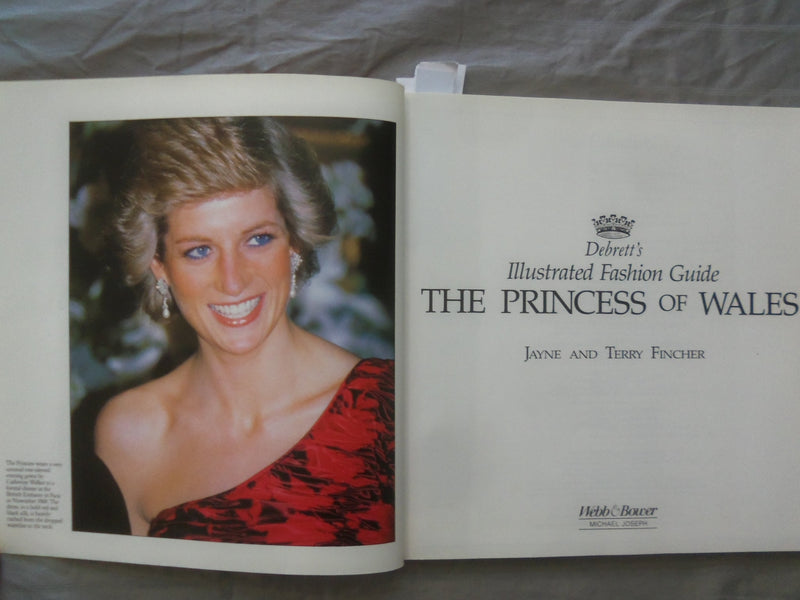 1989 DEBRETT'S THE PRINCESS OF WALES FASHION GUIDE SOFTCOVER BOOK - K 263