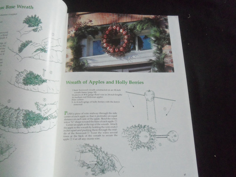 1981 COLONIAL WILLIAMSBURG DECORATES FOR CHRISTMAS MAGAZINE - B 4077U