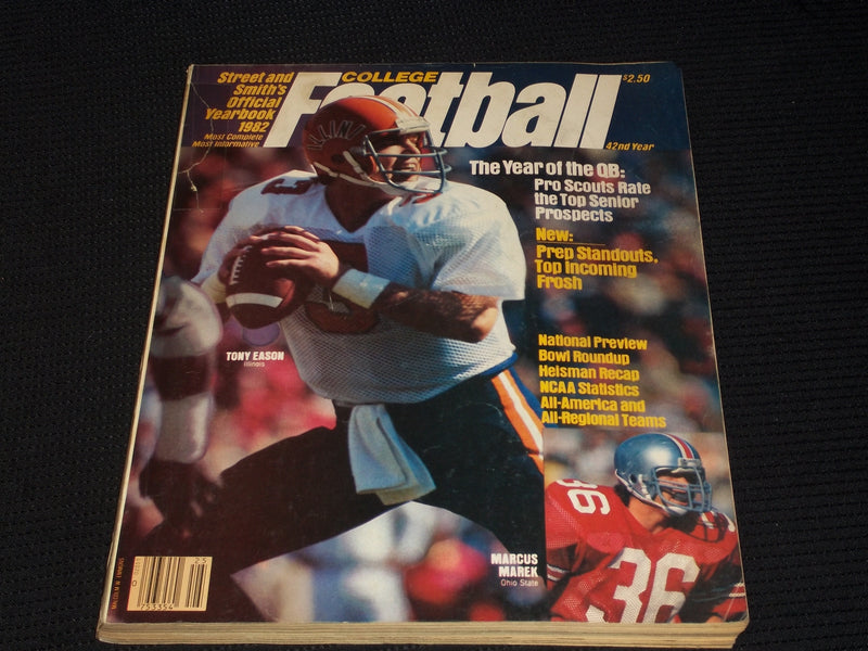 1982 STREET & SMITH'S COLLEGE FOOTBALL MAGAZINE - TONY EASON - E 7863